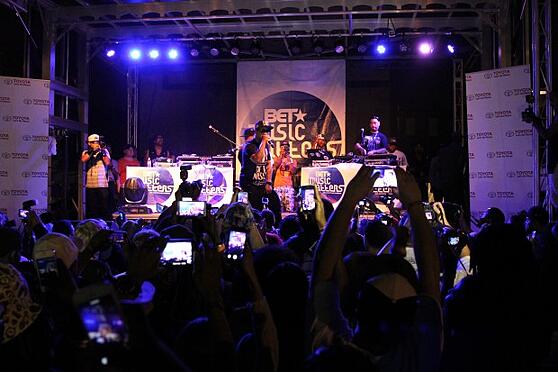 LIVE performance crowd juve BET sponsor