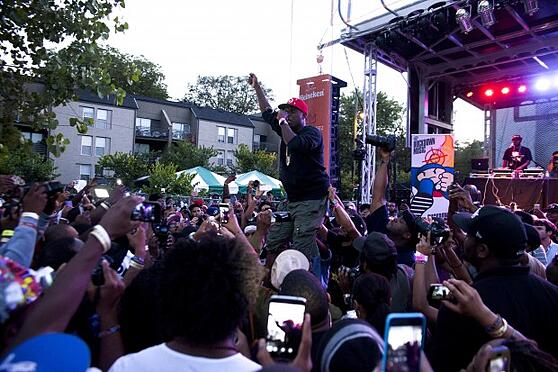 LIVE performance crowd jay elec duck down bbq2